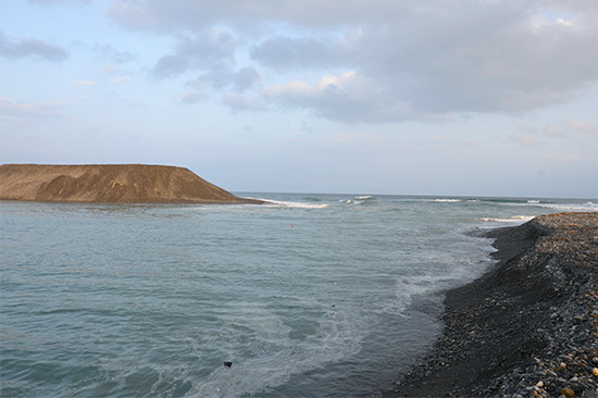 河口にできた堆積物の山。川の流れや潮流によって、形や大きさが変化するため、常に監視が必要という。