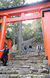 熊野速玉大社の摂社である神倉神社。垂直の崖と見まごう石段が立ちはだかる