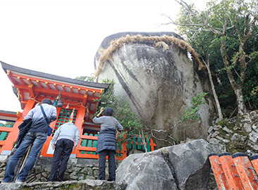 山上のゴトビキ岩がご神体。高見から太平洋が見渡せる。