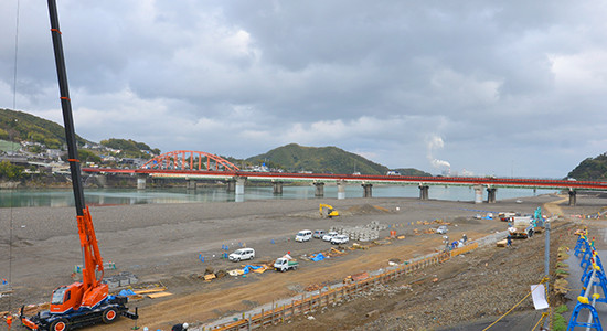 熊野速玉大社そばの河川敷も台風12号で被害を受け、いまだに復旧工事が行なわれている。