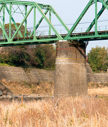 橋桁には、危険水位を表わす線が引かれていた。