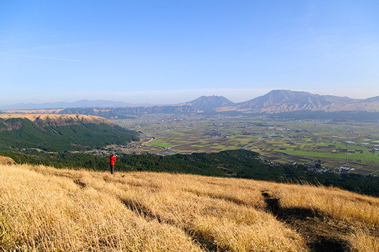 火の国熊本のシンボル、阿蘇の外輪山 大観峰から見たカルデラと阿蘇五岳。