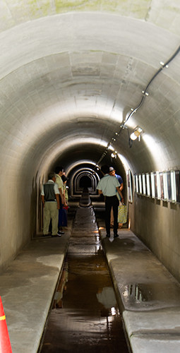 排水トンネル内部を見学。