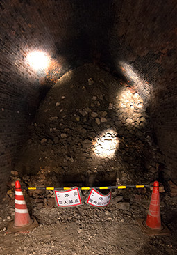 関西本線 亀の瀬隧道跡。