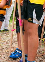 手に持った棒の印は、自分の膝までの深さを測るため。いずれも自衛手段だ。