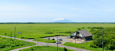 総面積200km2に及ぶ低湿な泥炭地 サロベツ原野と利尻山を望む。