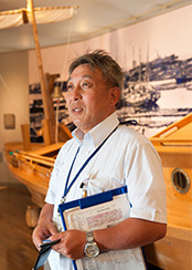 天塩町の歴史を物語る物資運搬の大型川舟を2分の1サイズで復元した〈長門船〉をメインに展示しています。