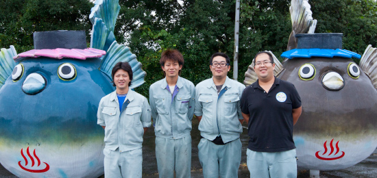 株式会社夢創造・那珂川海産魚種養殖研究センターで働く地元雇用の若者たち。