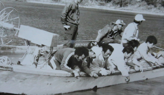日生町漁協前組合長の故・本田和士さんが先頭に立ち、1985年（昭和60）に初めて種をまいたときの写真