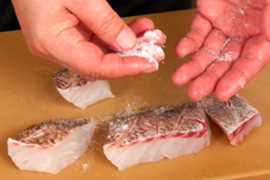湯煮にする魚は、軽く塩を振りしばらく置いておく