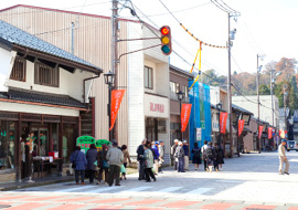 朝市が開かれる七間（しちけん）通り。平日にもかかわらず、ボランティアガイドに案内される人たちが目に付いた。