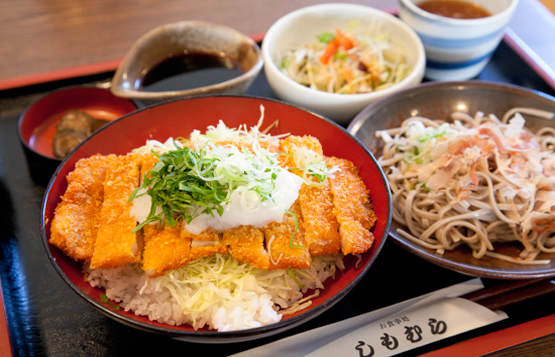 お食事処しもむらの「醤油カツ丼」。