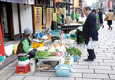 400年以上の歴史を誇る七間（しちけん）通りの朝市。