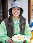 特産品「里芋」を生産・販売する多田三枝子さん。
