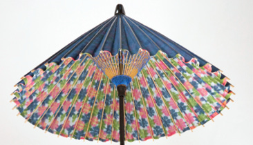 4 おもて面と裏面で別々の紙を使う「袋張り」の日傘。