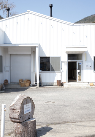 閉鎖された縫製工場を改修してコワーキングスペース（共同の仕事場）とした「神山バレー・サテライトオフィス・コンプレックス」