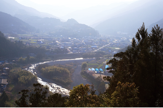 高台からの神山町の風景。