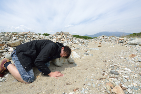 水が地下に浸透して、干上がったように見える蛇尾川。