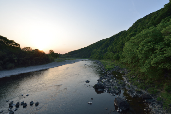 那須烏山市の境橋から見た那珂川の夕暮れ（中流域）