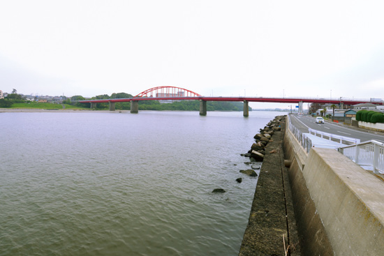 堤防のない那珂川の河口から海門橋（かいもんばし）を望む