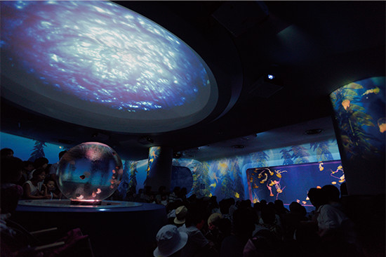 クラゲファンタジーホールで1日に6回上映されるクラゲショー「海月の宇宙」。ホール中央には球型水槽「クラゲプラネット〜海月の惑星〜」が配置されている