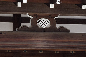 四ツ目結の三井家の家紋があしらわれている仏堂の蟇股