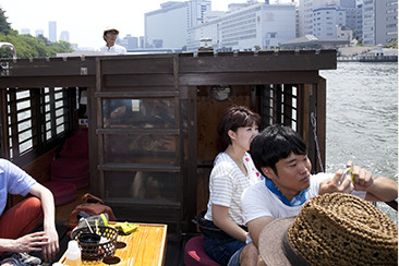 「朝ごはんクルーズ」で乗り合わせた大学生カップル。