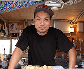 橋通りCOMMONのトレーラーハウスで飲食店を営む東恩納寛武さん（ひがしおんな ひろむ）。