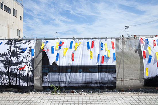 画家の吉本伊織さんが石巻の風景を描いた全長27mの壁面に、訪れた人が石巻への願いを短冊に描いて壁に掲げる参加型アート「七夕に願いを」