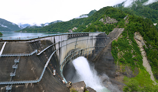 峡谷の景観維持のために行なわれる「観光放水」。黒部ダムは河口から約55kmの地点にある