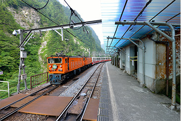 欅平からは黒部峡谷鉄道で地上を行く。峡谷美とともに発電所やダムが楽しめる