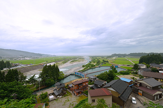 愛本橋付近の高台から見た黒部川と扇状地。本流の手前にあるのは主に入善町方面（黒部川右岸）の扇状地を潤す合口（ごうぐち）用水の取水口