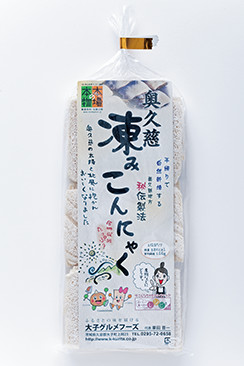 土産用にパッケージングされた凍みこんにゃく。常温で2年もつというから、まさに保存食の代表だ