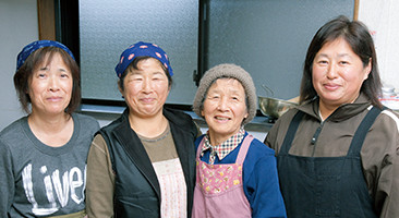 料理を用意してくれた女性たち。右から上野聖子さん、上野千佐子さん、樫山広美さん、大串とみ子さん