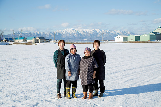 （人物右から）要覚忍さん、熊谷聖子さん、高橋志津子さん、鈴木美美（みみ）さん。所用で参加できなかった田中美保さんを含めて5名で乾燥野菜を世に送り出している