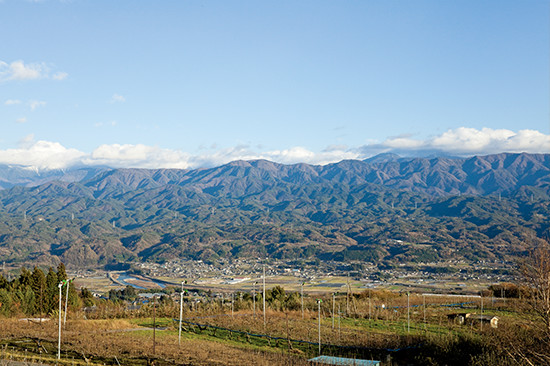 中央アルプスと南アルプスに囲まれ、その間を天竜川が流れる伊那谷。晩秋から初冬に天竜川から立ち上る川霧が市田柿をおいしくするといわれている