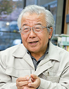 市田柿の歴史について語る高森町歴史民俗資料館 館長の松上清志さん。