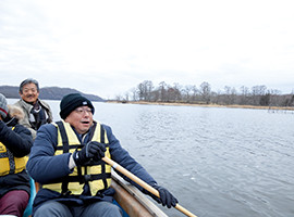 カヌーガイド・橋口さんの指導を受け、塘路湖から細岡カヌーポートまで2時間ほどカヌーを漕ぐ。