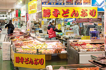 「勝手丼」が食べられる和商市場。