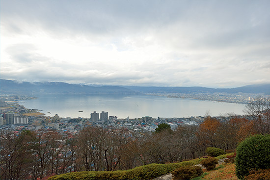 立石公園（諏訪市）からは諏訪湖の全景を見渡せる