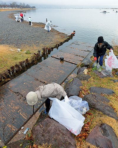 毎月1回早朝に下諏訪町の諏訪湖湖岸を清掃。35年継続してきた活動だ