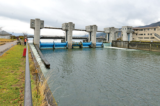 諏訪湖の流出口付近に設置されている釜口水門。
