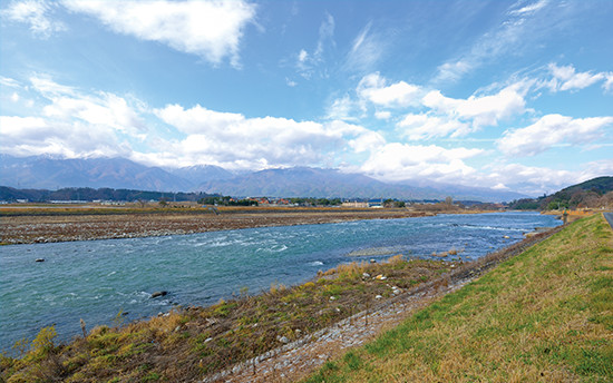 駒ヶ根付近の天竜川。伊那盆地を流れ、遠くに駒ヶ岳を望むことができる