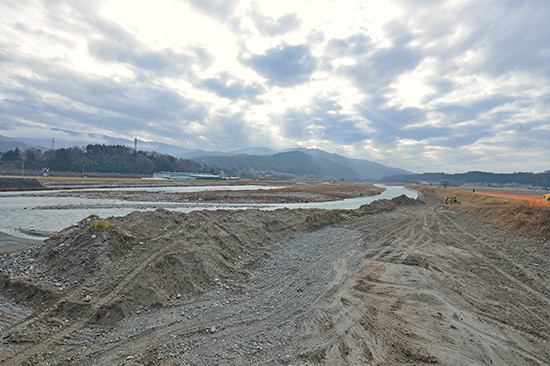 礫河原再生工事現場。天竜川の昔ながらの礫河原の風景を取り戻す試み。治水面でも流れやすい河道になる