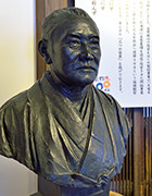 金原明善像。浜松の偉人として敬われており，自家を提供してつくった現在の浜松市立和田小学校にも明善像が建立されている