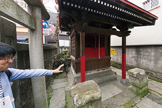 あるべきはずの狐の像がない豊川稲荷。