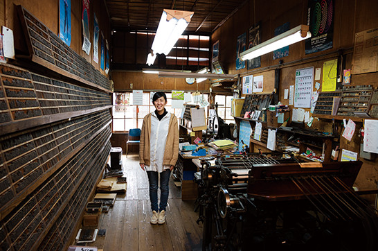 「活版のよさは、時間がかかること」と言う晋弘舎活版印刷所の四代目、横山桃子さん。