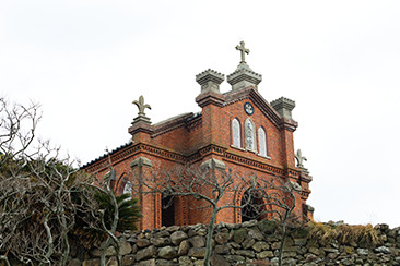 野崎島の高台にそびえる「旧野首教会」。