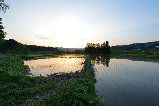 小国盆地の夕暮れ。荒川と十三峠を行き来していた先人たちも、同じような風景を見ていたのだろう