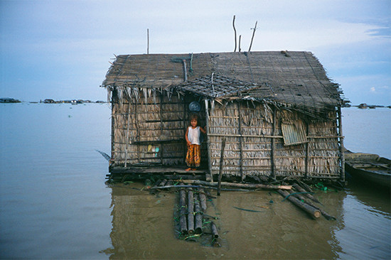 カンボジアにあるトンレサップという浅い湖。ここに25万人の水上生活者がいる。沢山ある水を慣れない人が飲むとアメーバ赤痢になることが多いという